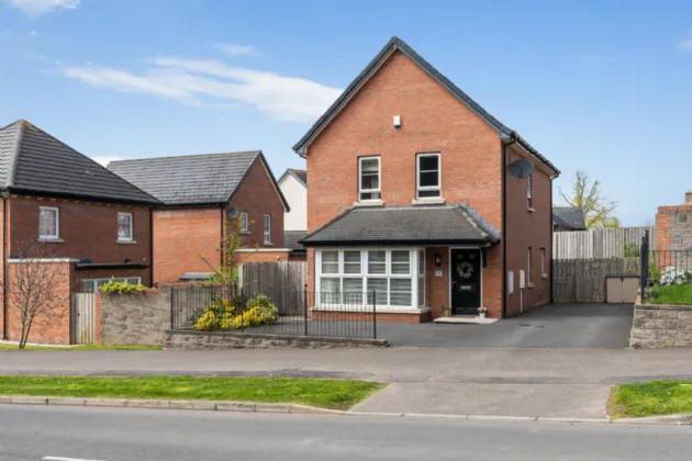 18 Millmount Village Square, Dundonald, Belfast, County Down, BT16 1YX